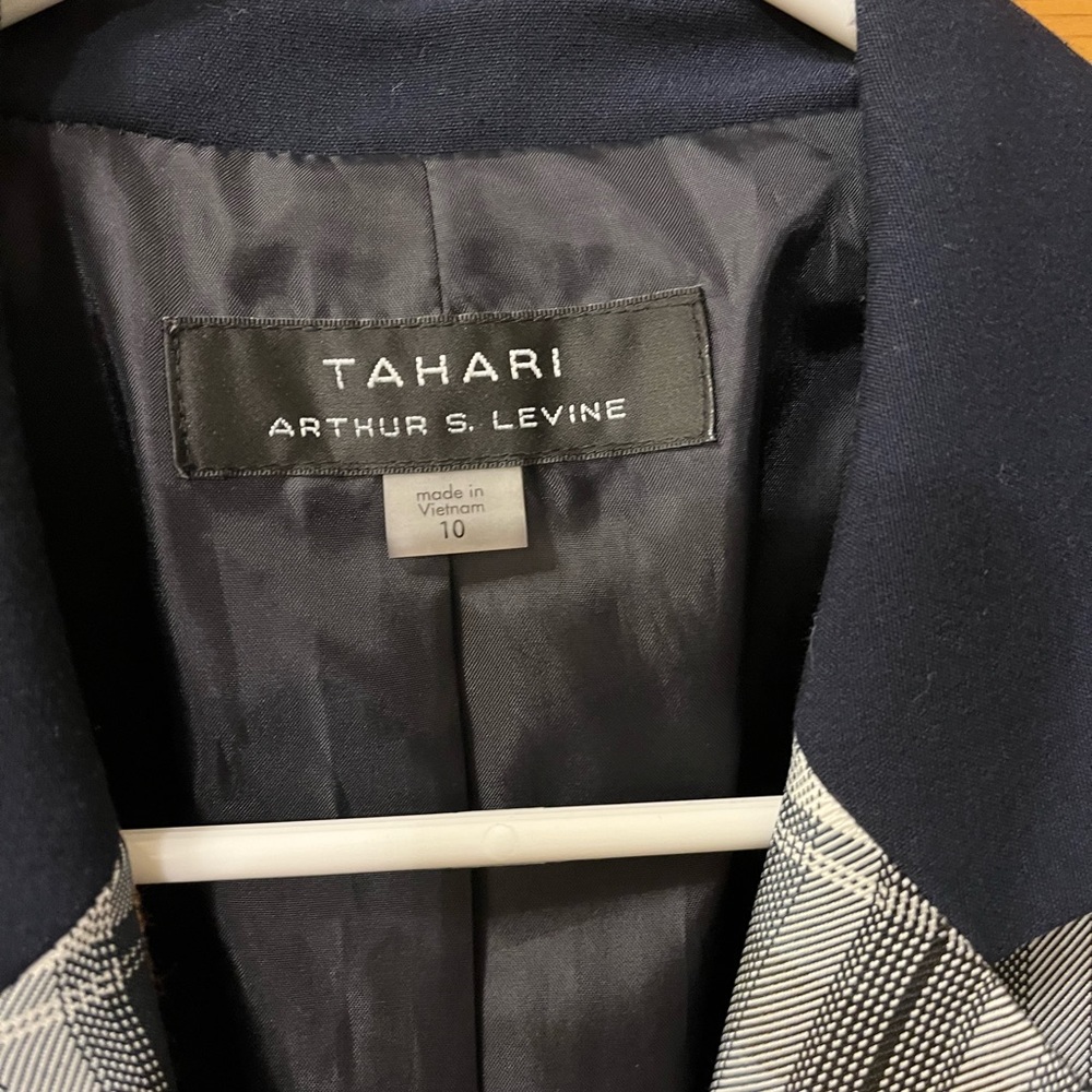 Tahari - Picture 2 of 3